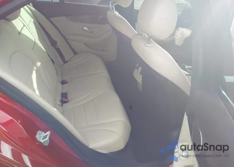 2016 Mercedes-Benz C 300 Luxury/Sport z USA, uszkodzony, nr VIN 55SWF4JB7GU102146